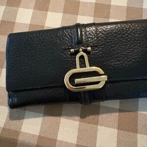Gucci black wallet good used condition.. Flash sale!!